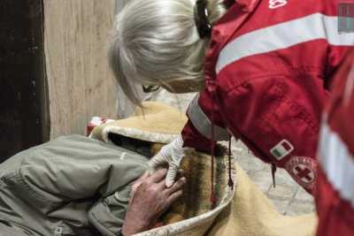 Stazione di Bari, una notte tra i clochard e i loro "angeli": �A volte basta un sorriso�